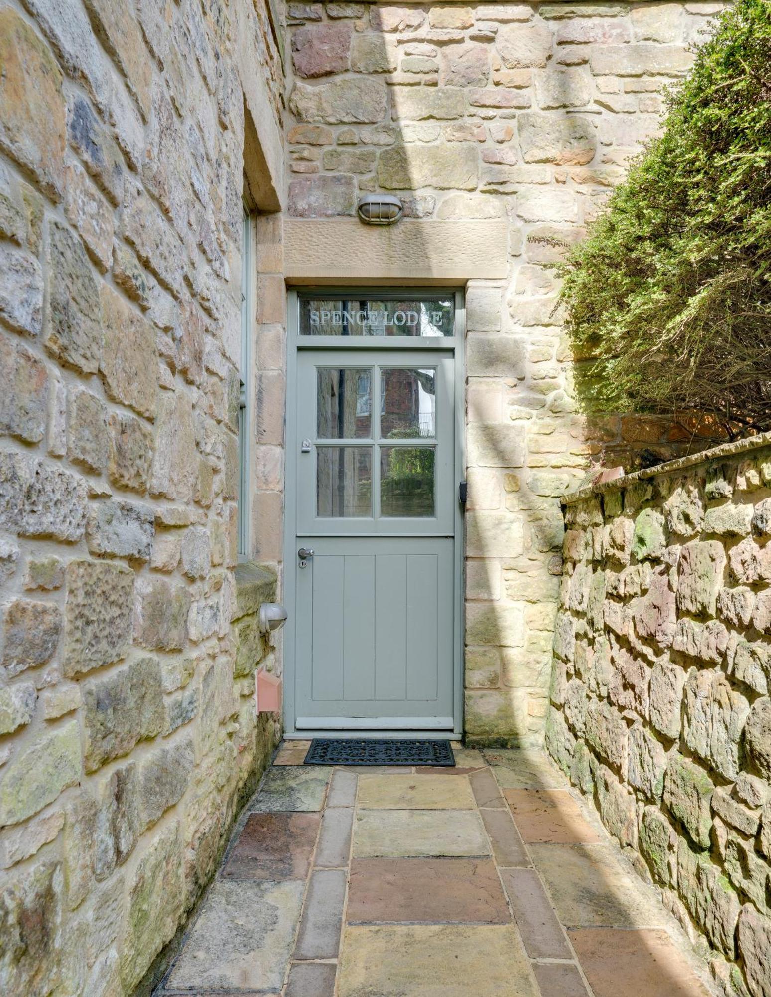 Spence Lodge: Beautiful 2-Bedroom Stone Cottage 알른머스 외부 사진